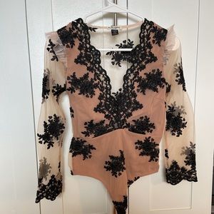 FOR LOVE AND LEMONS LACY BODYSUIT IN SIZE S
